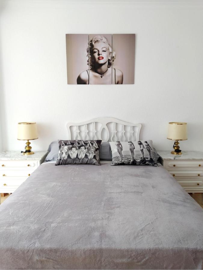 Movie Stars Apartment, Apartment *
